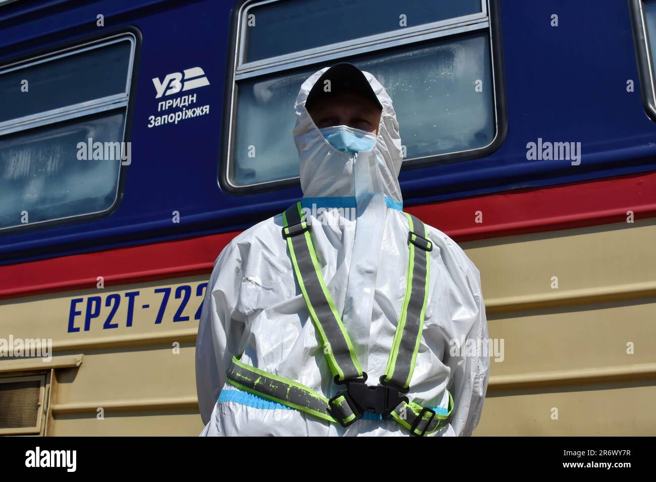Un medico che indossa una tuta di protezione dalle radiazioni si trova vicino a un treno di evacuazione durante un addestramento all'esposizione alle radiazioni in caso di esposizione. L’agenzia Ucraina per l’energia nucleare ha messo l’ultimo reattore in funzione della centrale nucleare di Zaporizhzhia, considerata la più grande centrale nucleare europea, in una “chiusura a freddo” come mossa precauzionale dopo la distruzione della diga di Kakhovka, l’agenzia ha affermato che nella dichiarazione di venerdì. Foto Stock