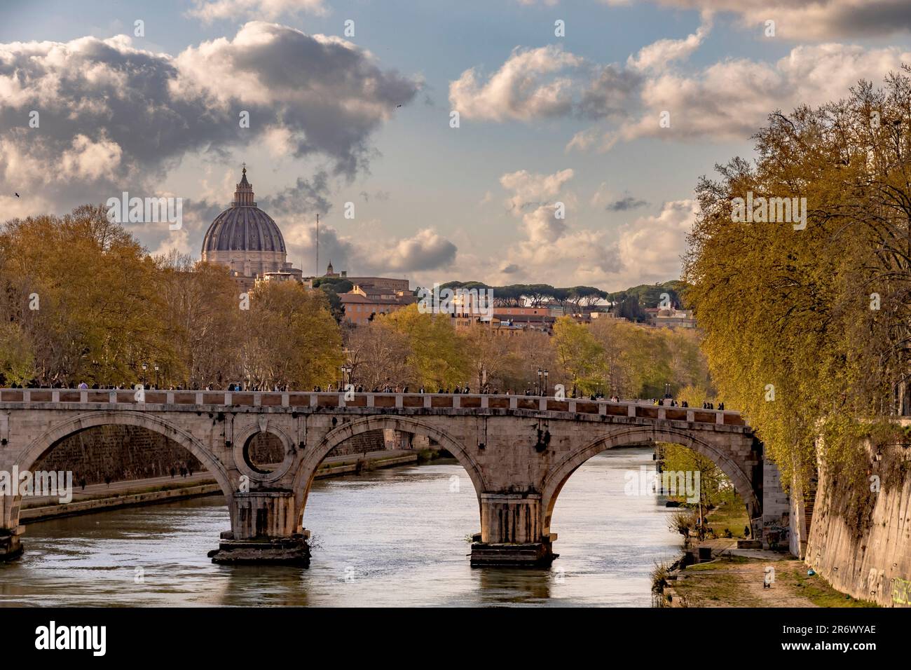 Il Ponte Sisto che attraversa il Tevere con la cupola della Basilica di San Pietro in lontananza, Roma, Italia Foto Stock