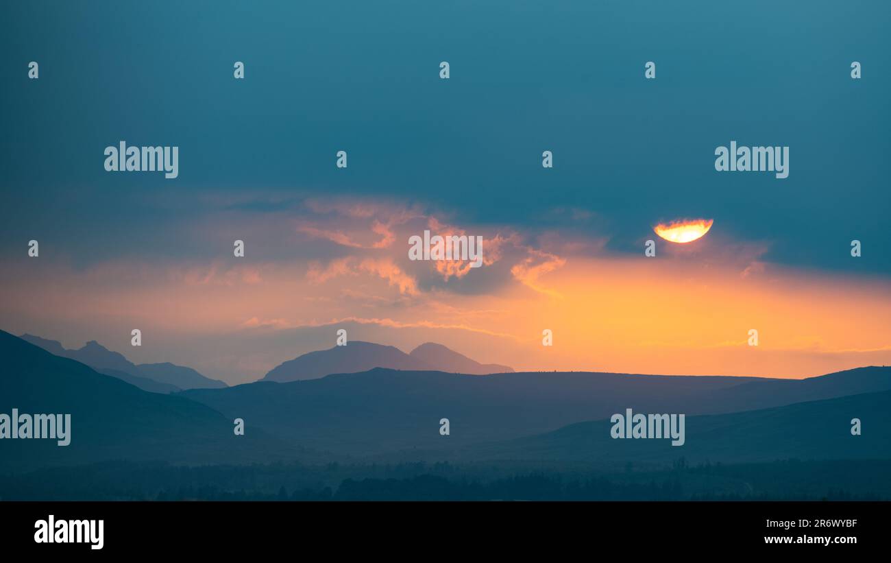 Killearn, Stirling, Scozia, Regno Unito. 11th giugno, 2023. Meteo UK: Un tramonto vivido sul Cobbler (ben Arthur) e le Alpi Arrochar, come visto da Killearn, Stirling, Scozia Credit: Kay Roxby/Alamy Live News Foto Stock