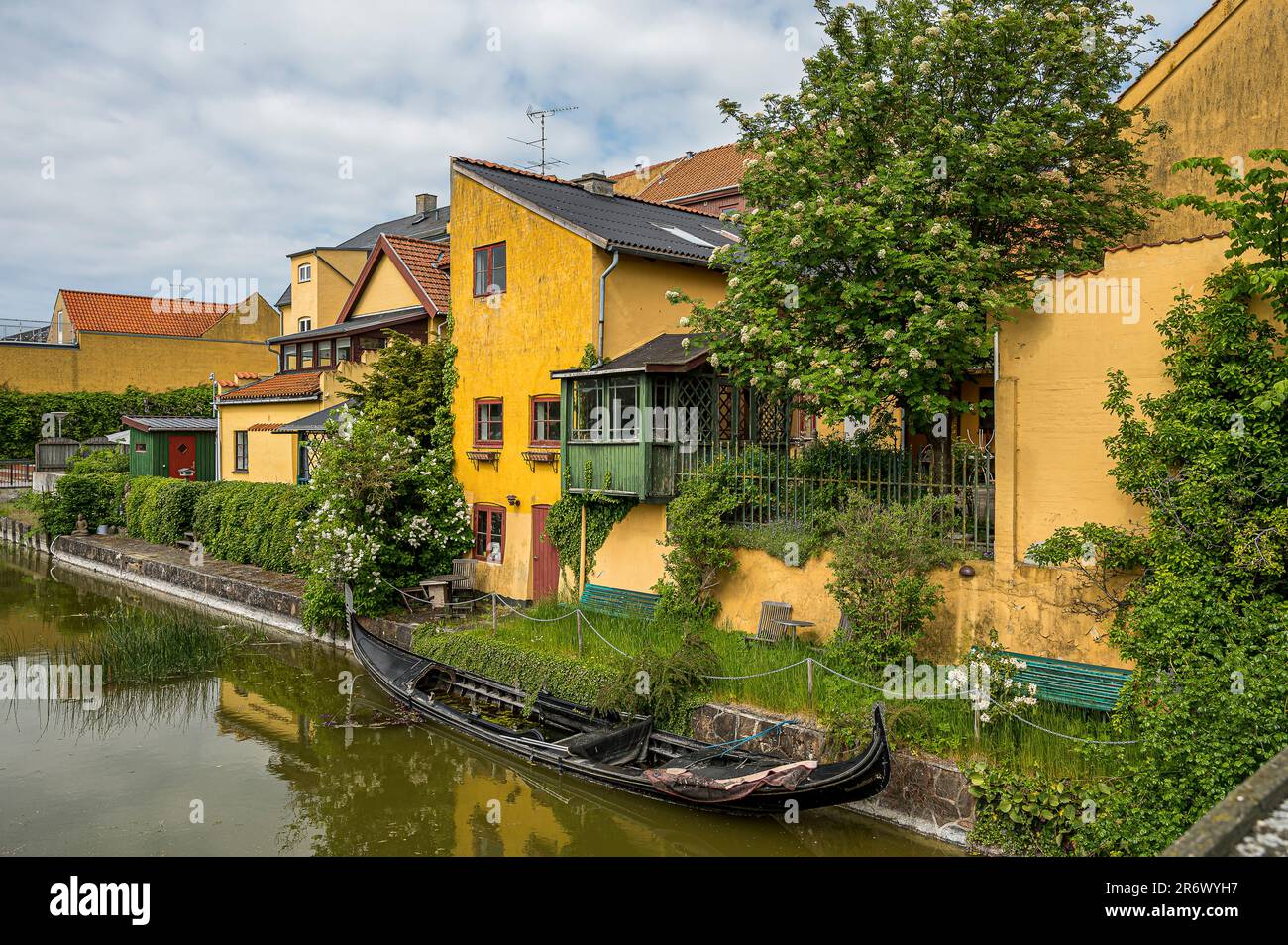 Una gondola sommersa nel canale di Frederiksværk, Danimarca, 24 maggio 2023 Foto Stock