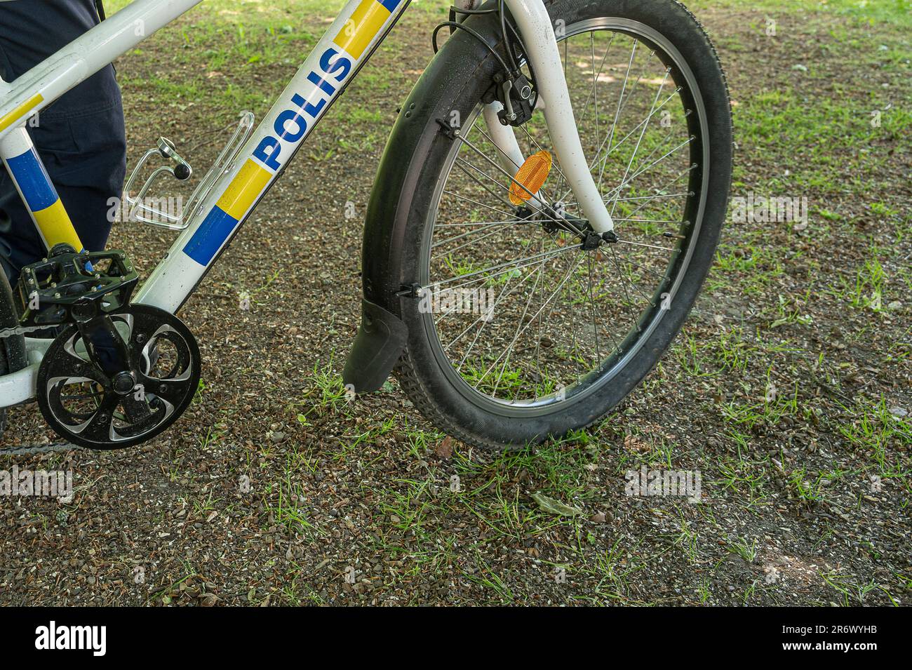 Una mountain bike della polizia svedese su un prato, Svezia, 9 giugno 2023 Foto Stock