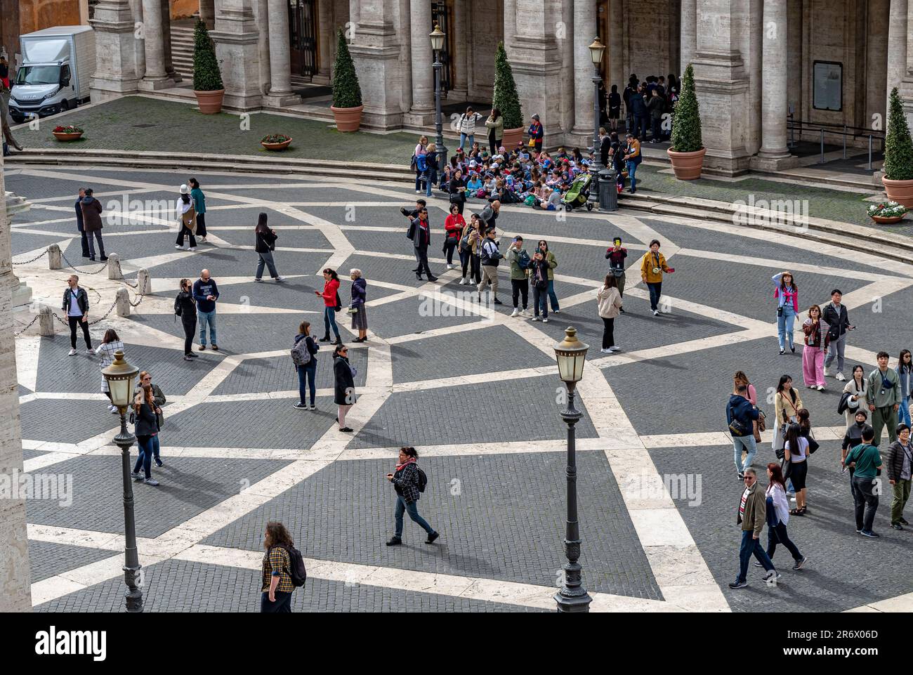 Gente che cammina in Piazza del Campidoglio, una piazza pubblica splendidamente progettata da Michelangelo in cima all'antico Campidoglio, Roma, Italia Foto Stock