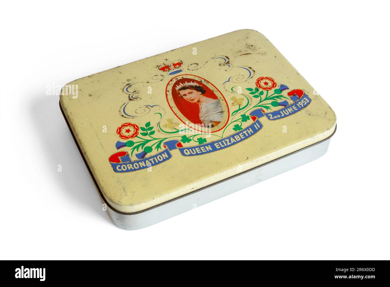 Incoronazione della latta commemorativa della Regina Elisabetta II, 2nd giugno 1953, isolata su sfondo bianco, Regno Unito Foto Stock