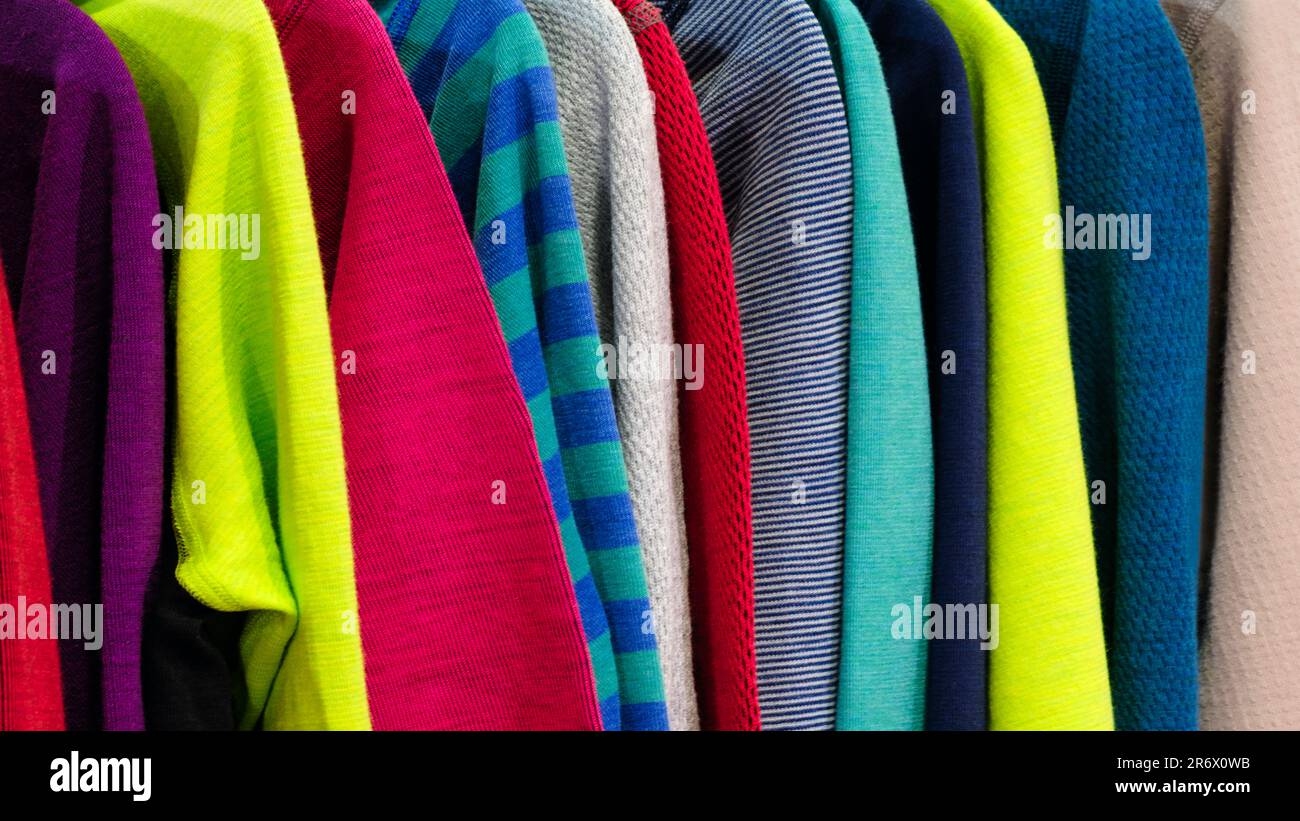 Moda Abbigliamento su rack - luminoso colorato armadio. Primo piano della rainbow scelta colori alla moda di usura femmina su appendiabiti in store in un armadio o in primavera Foto Stock