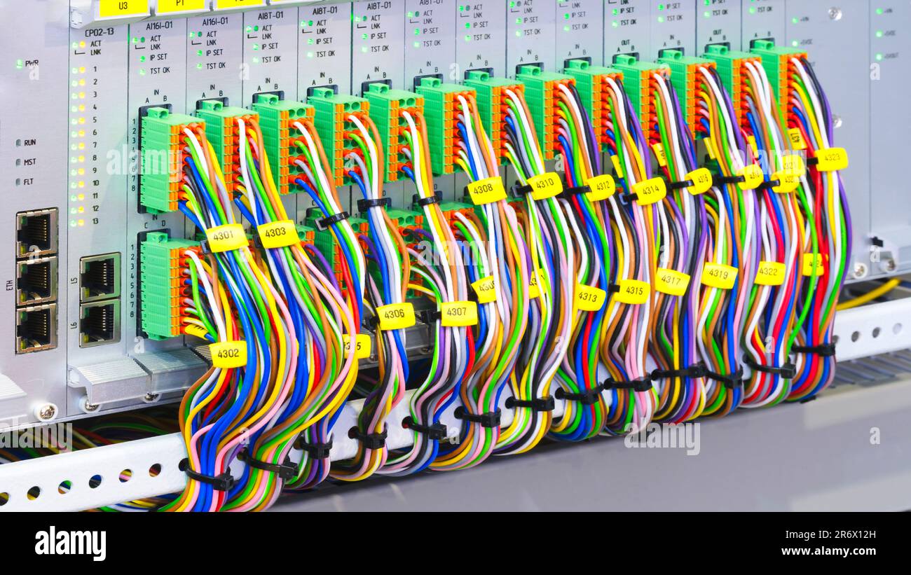 nuovo sistema automatizzato di alimentazione elettrica e distribuzione. Scatole elettriche con apparecchiature ad alta tensione. Lo schema di alimentazione dell'energia elettrica Th Foto Stock