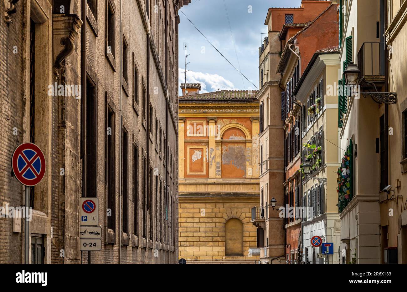 Via di S. Ignazio una stradina stretta a Roma , Italia Foto Stock