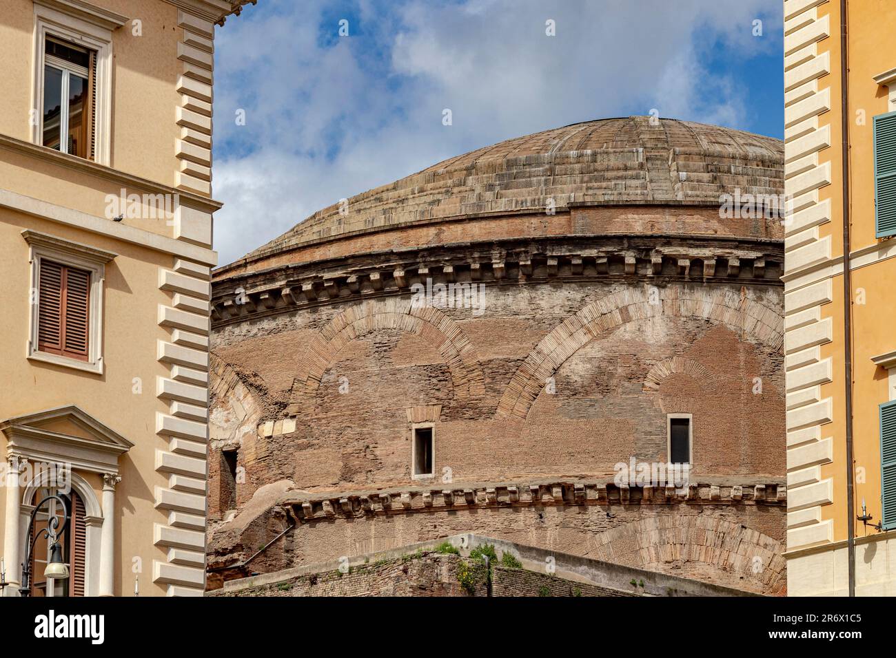 L'esterno posteriore del Pantheon scorreva tra due edifici a Roma Foto Stock