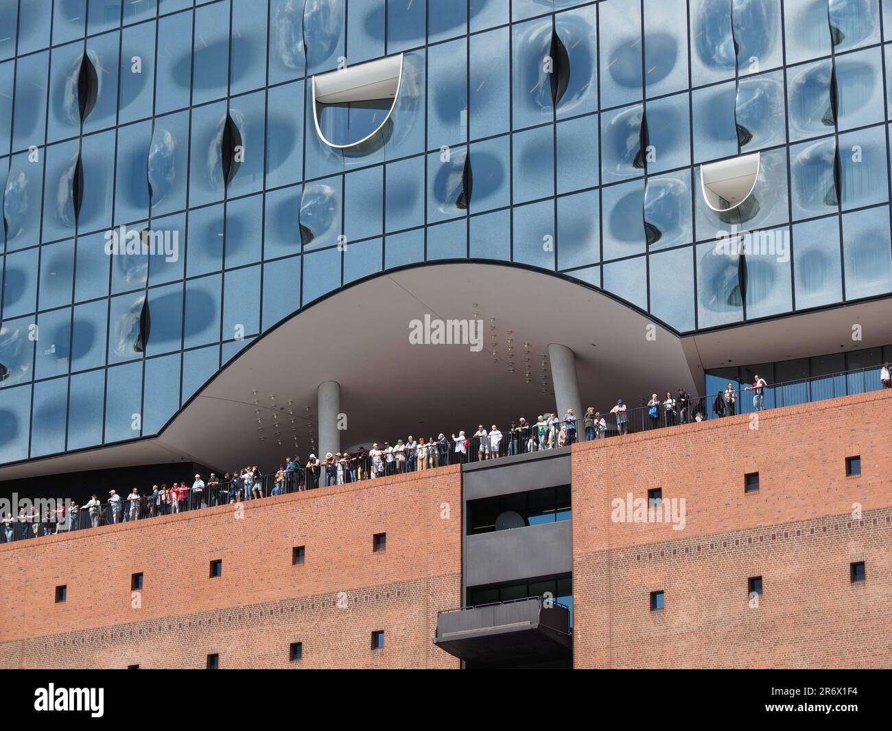 Sala concerti Elbphilharmonie ad Amburgo, Germania, dettaglio visto dal fiume Elba. Le molte persone mostrano le dimensioni di questo enorme edificio. Foto Stock