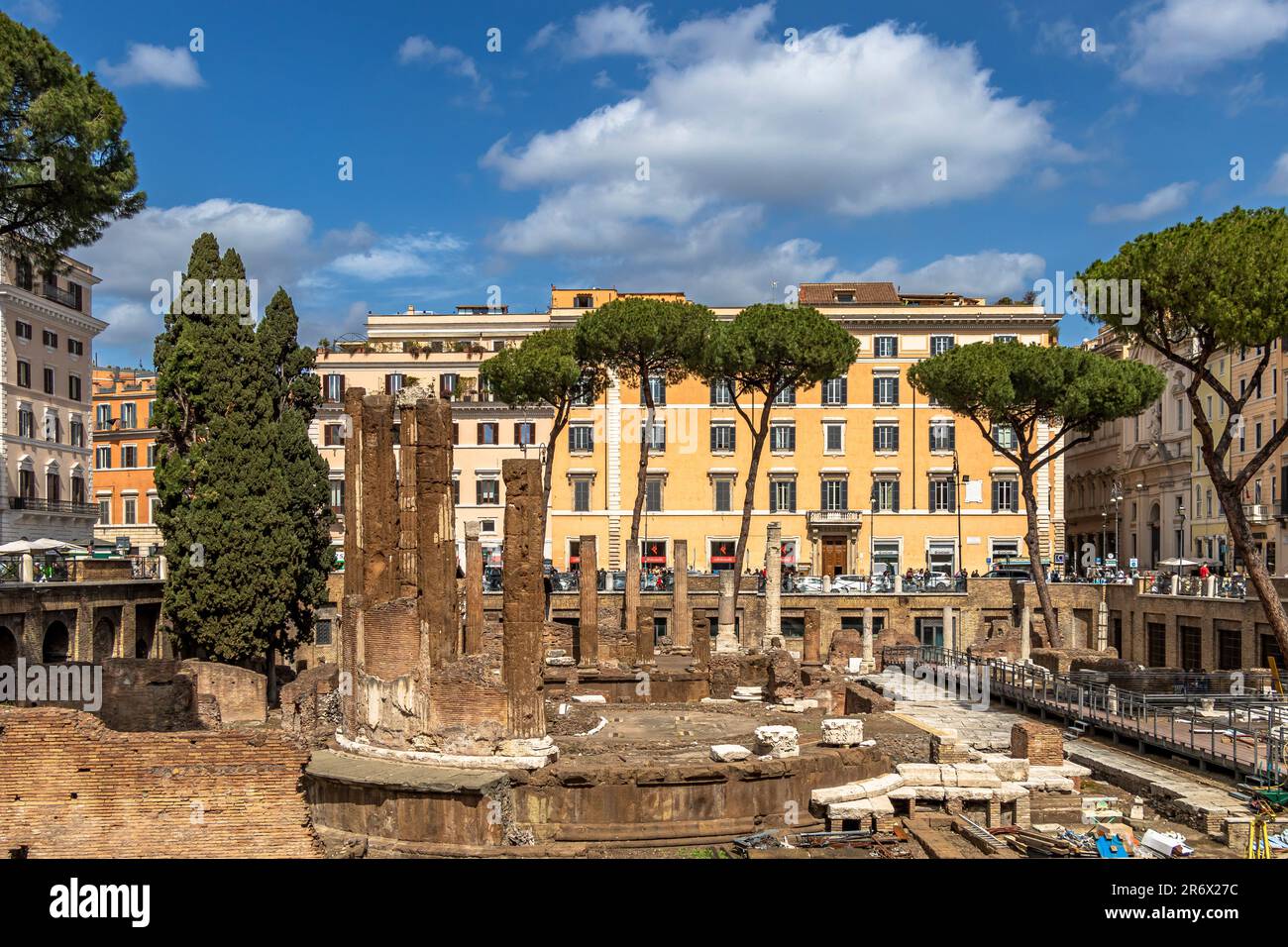 Largo di Torre Argentina è una piazza con quattro templi repubblicani romani e i resti del Teatro di Pompeo, Roma, Italia Foto Stock