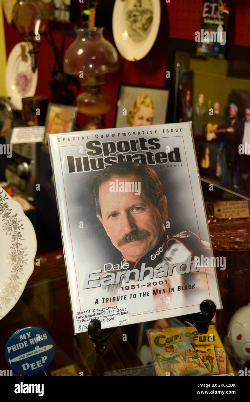 Un numero commemorativo del 2001 della rivista sportiva illustrata con il pilota NASCAR Dale Earnhardt Sr. In vendita in un negozio di antiquariato a Bridstol, Virginia Foto Stock