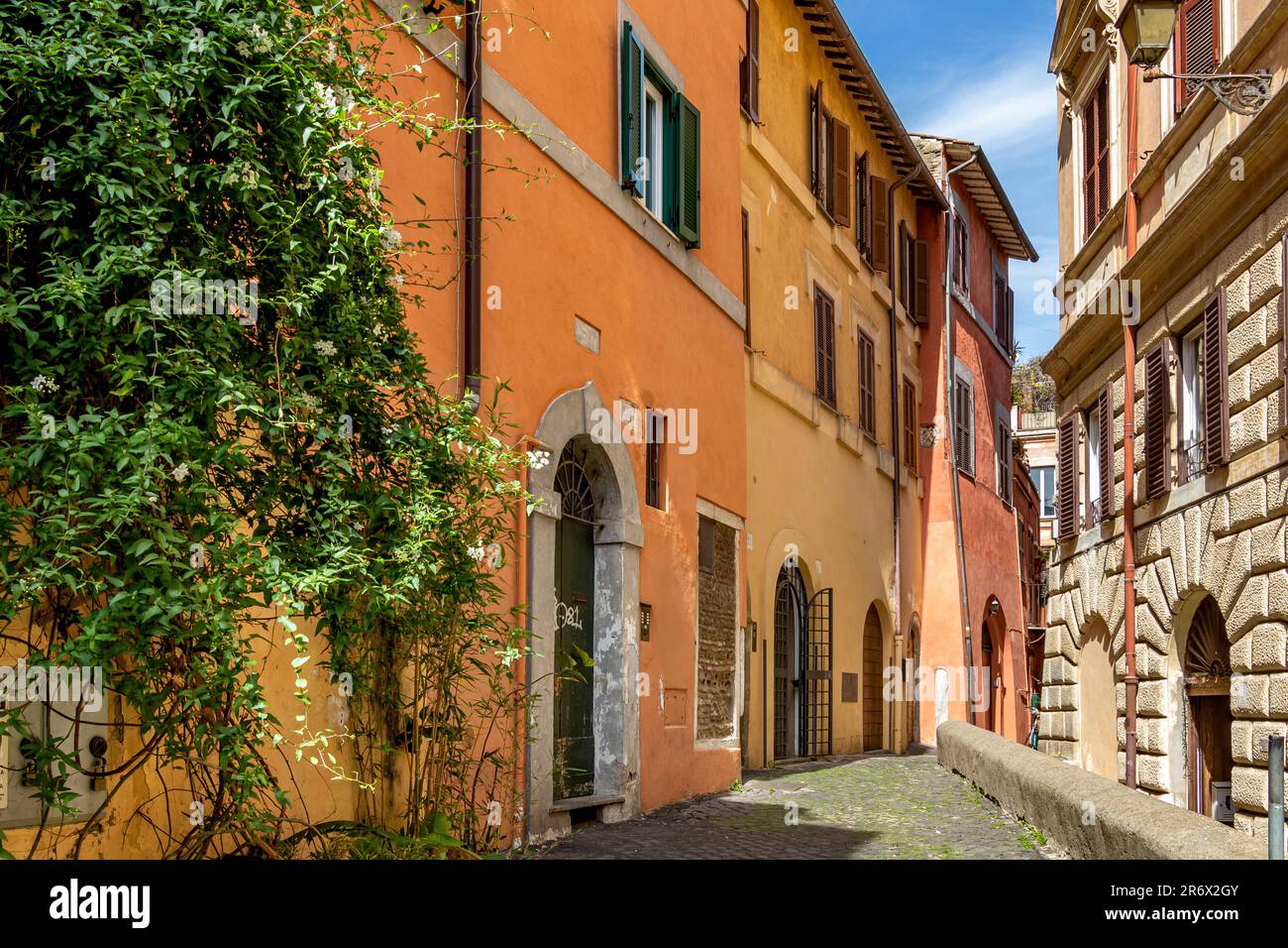 Vicolo dell'Atleta , una stradina stretta in Trastevere, Roma, Italia Foto Stock