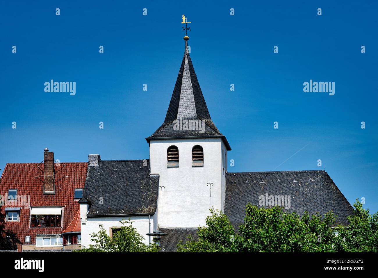 La chiesa Alt Sankt Maternus nel vecchio centro storico del distretto di Colonia Colonia Colonia-Rodenkirchen Foto Stock