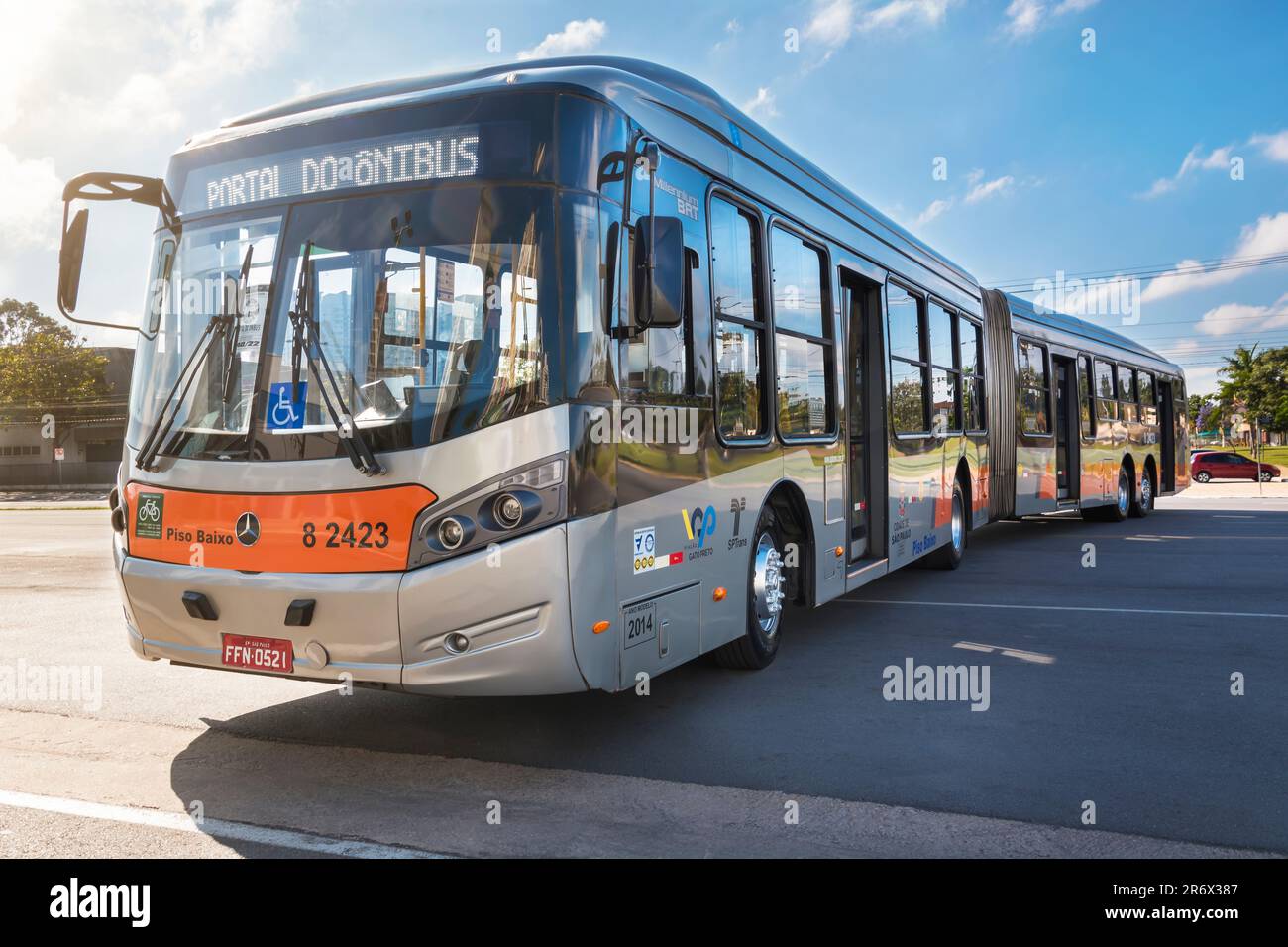 Bus vehicle Caio Millennium BRT Super Articulado Mercedes-Benz o-500 UDA 2012 in mostra al Bus Brasil Fest 2022, che si tiene nella città di Barueri Foto Stock