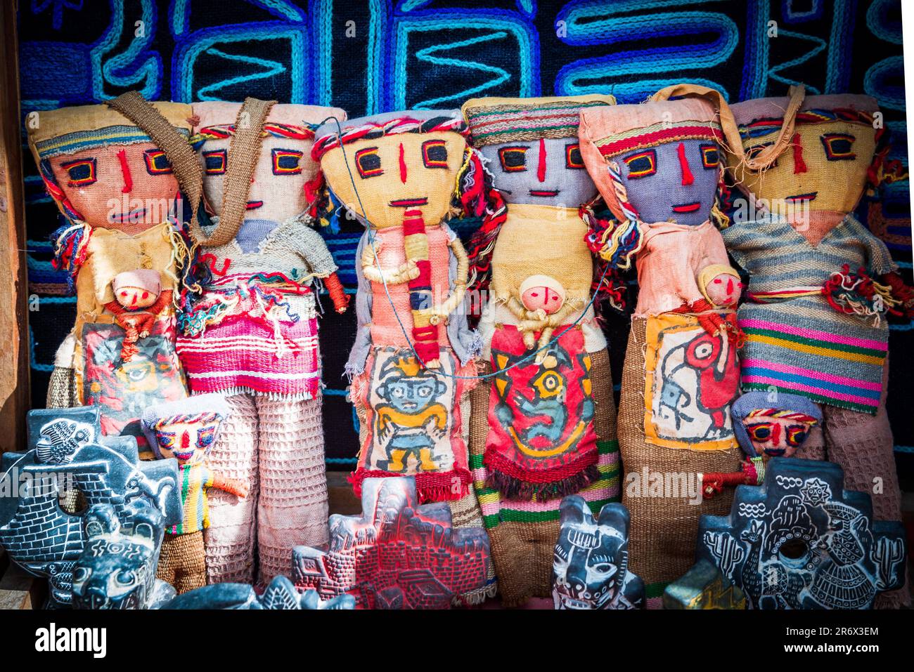 Ollantaytambo, Perù. Bambole ricordo, antico villaggio, ingresso alle rovine e terrazze Inca, Valle Sacra. Foto Stock