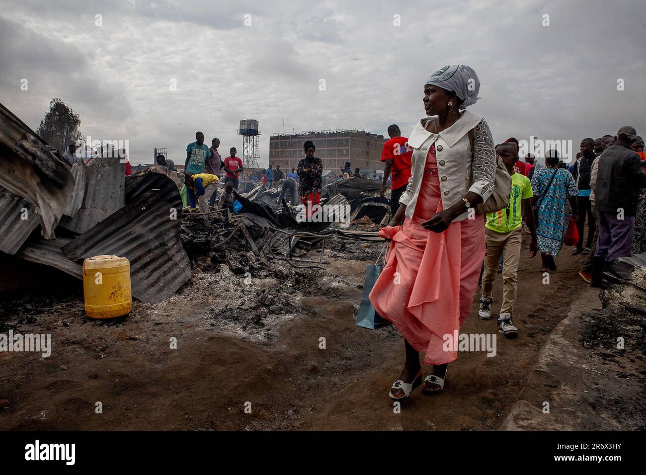 Nairobi, Kenya. 11th giugno, 2023. I commercianti camminano disperatamente dai resti delle loro proprietà bruciate dalle ceneri di un fuoco che ha raso al suolo gli affari e le bancarelle nel mercato del Toi di Kibera a Nairobi. I commercianti locali al mercato di Toi in Kibera Slum contano una perdita enorme dopo che il fuoco ha raso giù i loro commerci e bancarelle. I commercianti che hanno perso i loro beni per un valore di milioni di dollari hanno detto di essere incerti sulla causa principale del fuoco come è iniziato all'alba. (Foto di Donwilson Odhiambo/SOPA Images/Sipa USA) Credit: Sipa USA/Alamy Live News Foto Stock
