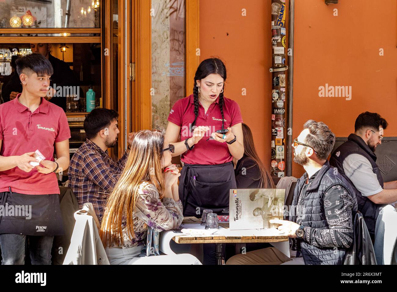 Gente che ordina cibo al Tonnarello, un popolare ristorante a Trastevere, Roma, Italia Foto Stock
