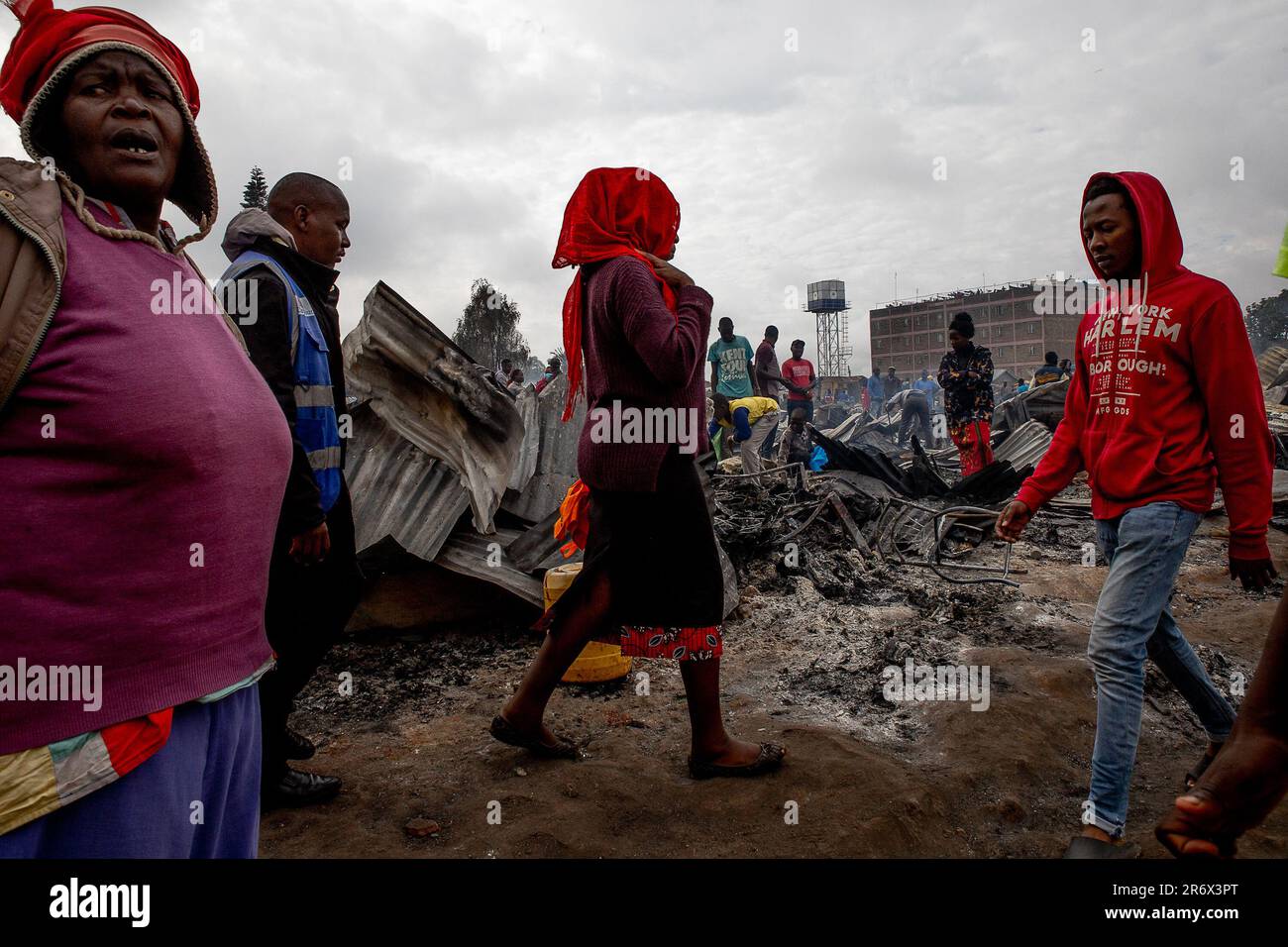 Nairobi, Kenya. 11th giugno, 2023. I commercianti camminano disperatamente dai resti delle loro proprietà bruciate dalle ceneri di un fuoco che ha raso al suolo gli affari e le bancarelle nel mercato del Toi di Kibera a Nairobi. I commercianti locali al mercato di Toi in Kibera Slum contano una perdita enorme dopo che il fuoco ha raso giù i loro commerci e bancarelle. I commercianti che hanno perso i loro beni per un valore di milioni di dollari hanno detto di essere incerti sulla causa principale del fuoco come è iniziato all'alba. (Foto di Donwilson Odhiambo/SOPA Images/Sipa USA) Credit: Sipa USA/Alamy Live News Foto Stock