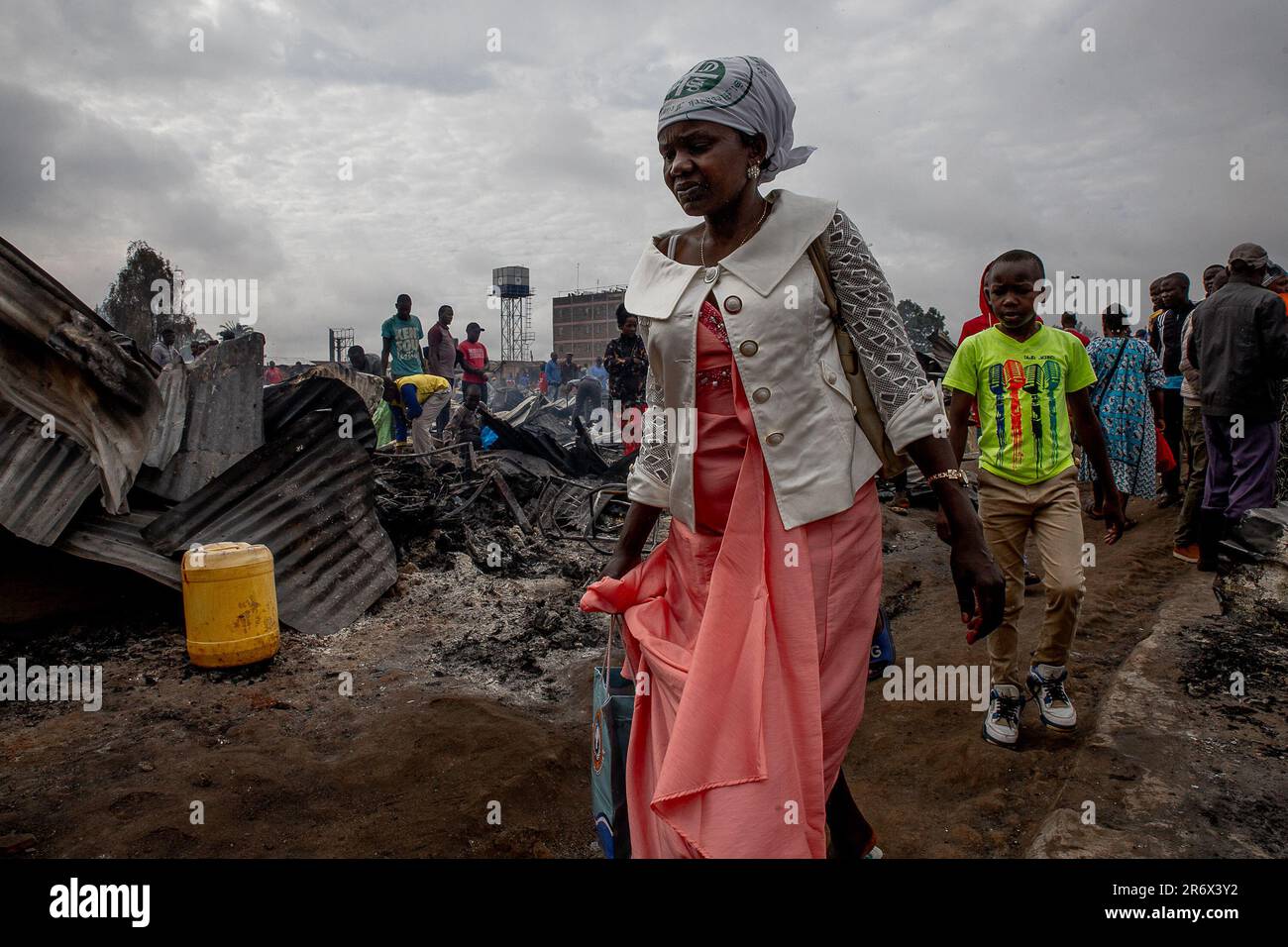 Nairobi, Kenya. 11th giugno, 2023. I commercianti camminano disperatamente dai resti delle loro proprietà bruciate dalle ceneri di un fuoco che ha raso al suolo gli affari e le bancarelle nel mercato del Toi di Kibera a Nairobi. I commercianti locali al mercato di Toi in Kibera Slum contano una perdita enorme dopo che il fuoco ha raso giù i loro commerci e bancarelle. I commercianti che hanno perso i loro beni per un valore di milioni di dollari hanno detto di essere incerti sulla causa principale del fuoco come è iniziato all'alba. (Foto di Donwilson Odhiambo/SOPA Images/Sipa USA) Credit: Sipa USA/Alamy Live News Foto Stock