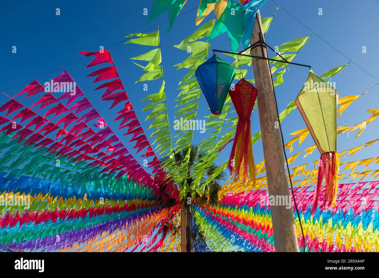 festa brasiliana di giugno decorata con bandiere colorate e palloncini Foto Stock
