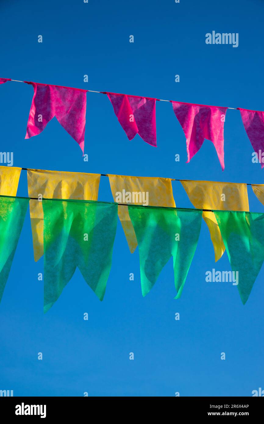 bandiere colorate sul cielo azzurro chiaro nel partito di giugno in brasile Foto Stock