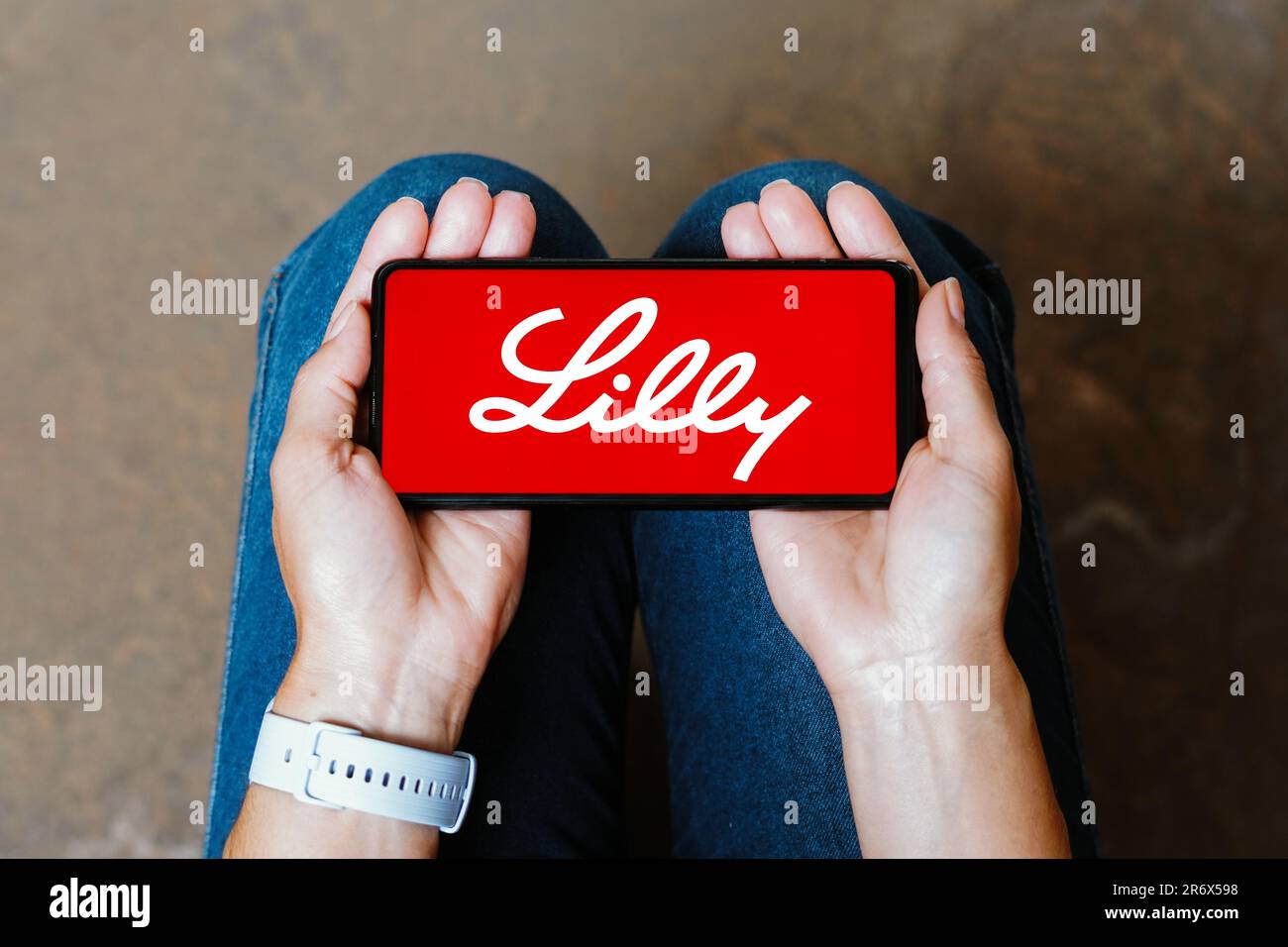Brasile. 11th giugno, 2023. In questa illustrazione, il logo Eli Lilly viene visualizzato sullo schermo dello smartphone. (Credit Image: © Rafael Henrique/SOPA Images via ZUMA Press Wire) SOLO PER USO EDITORIALE! Non per USO commerciale! Foto Stock