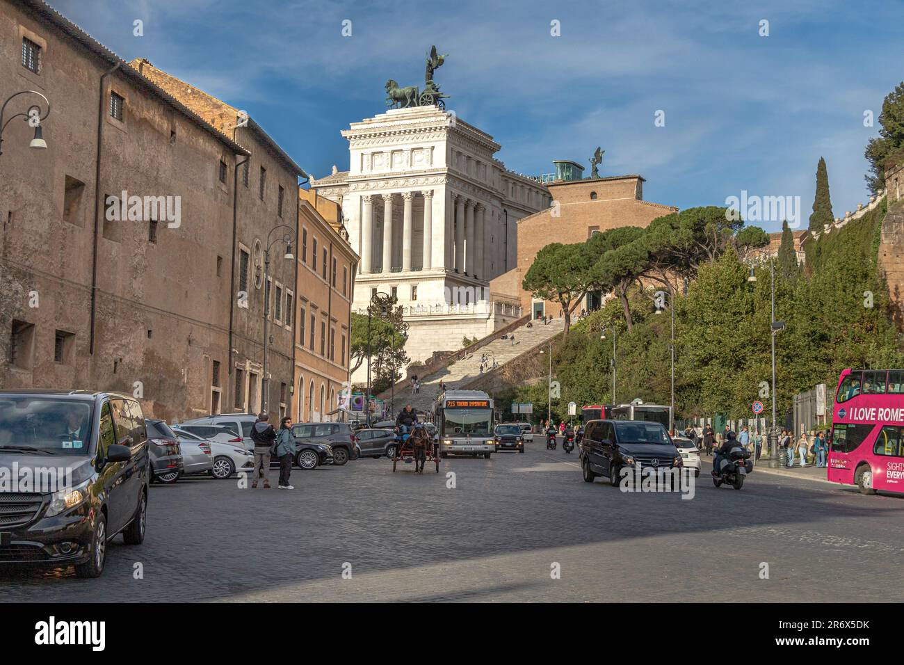 Il monumento a Vittorio Emanuele II visto da via del Teatro di Marcello, Roma, Italia Foto Stock