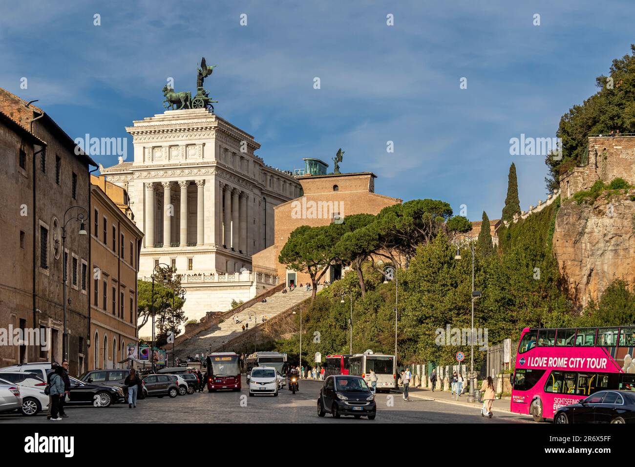 Il monumento a Vittorio Emanuele II visto da via del Teatro di Marcello, Roma, Italia Foto Stock