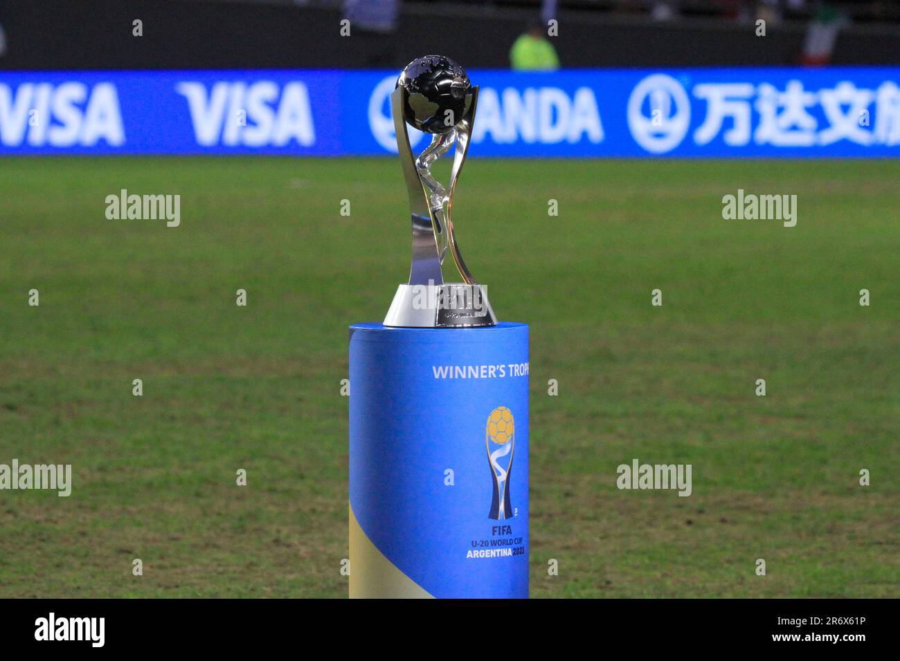 La Plata, Argentina. 11th giugno, 2023. Trofeo FIFA, è visto prima della partita tra Uruguay e Italia per la finale FIFA U-20 World Cup Argentina 2023, allo stadio Ciudad de la Plata, a la Plata, Argentina, il 11 giugno. Foto: Pool Pelaez Burga/DiaEsportivo/DiaEsportivo/Alamy Live News Credit: DiaEsportivo/Alamy Live News Foto Stock