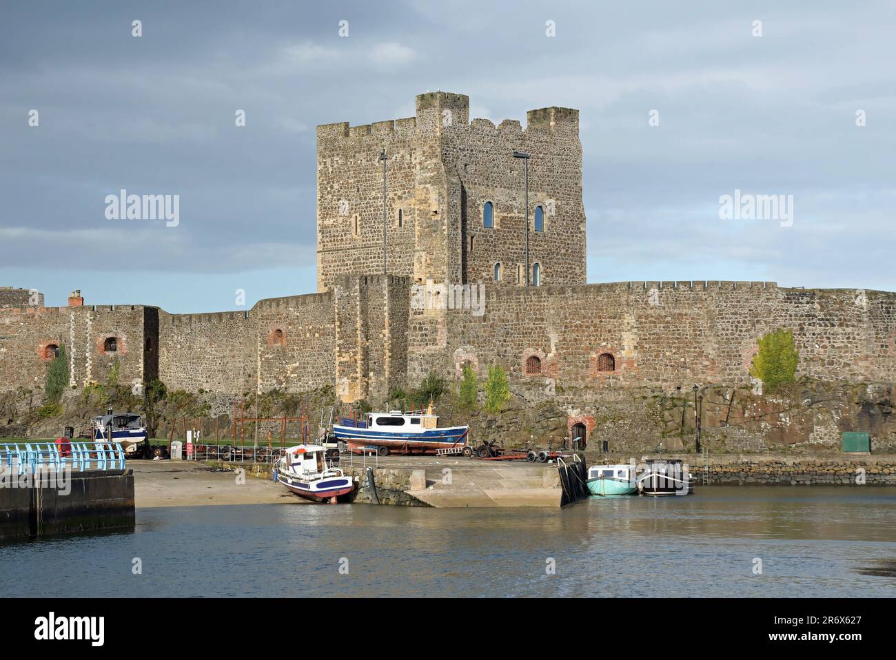 Castello di Carrickfergus sul lungomare Foto Stock
