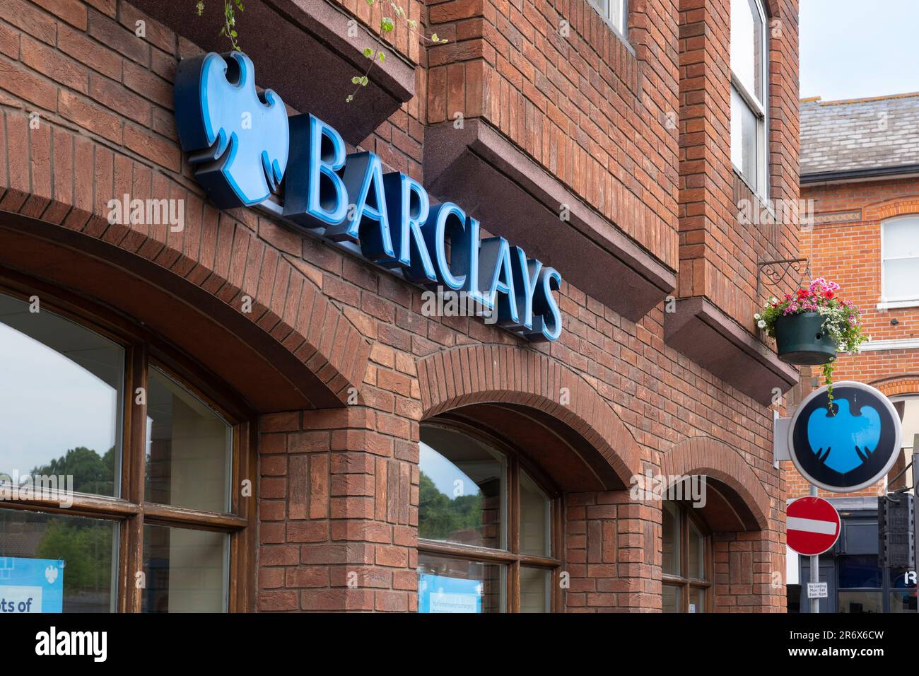 Logo e scritta della Barclays Bank su una filiale delle quattro grandi banche del Regno Unito, Farnham, Regno Unito. Concetto: Banca di lusso, crisi bancaria, accordo sui mutui Foto Stock