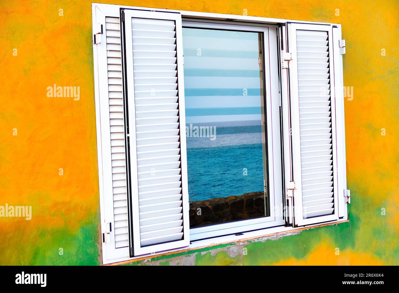 Finestra con riflessione sul mare . Finestra aperta con vista mare Foto Stock
