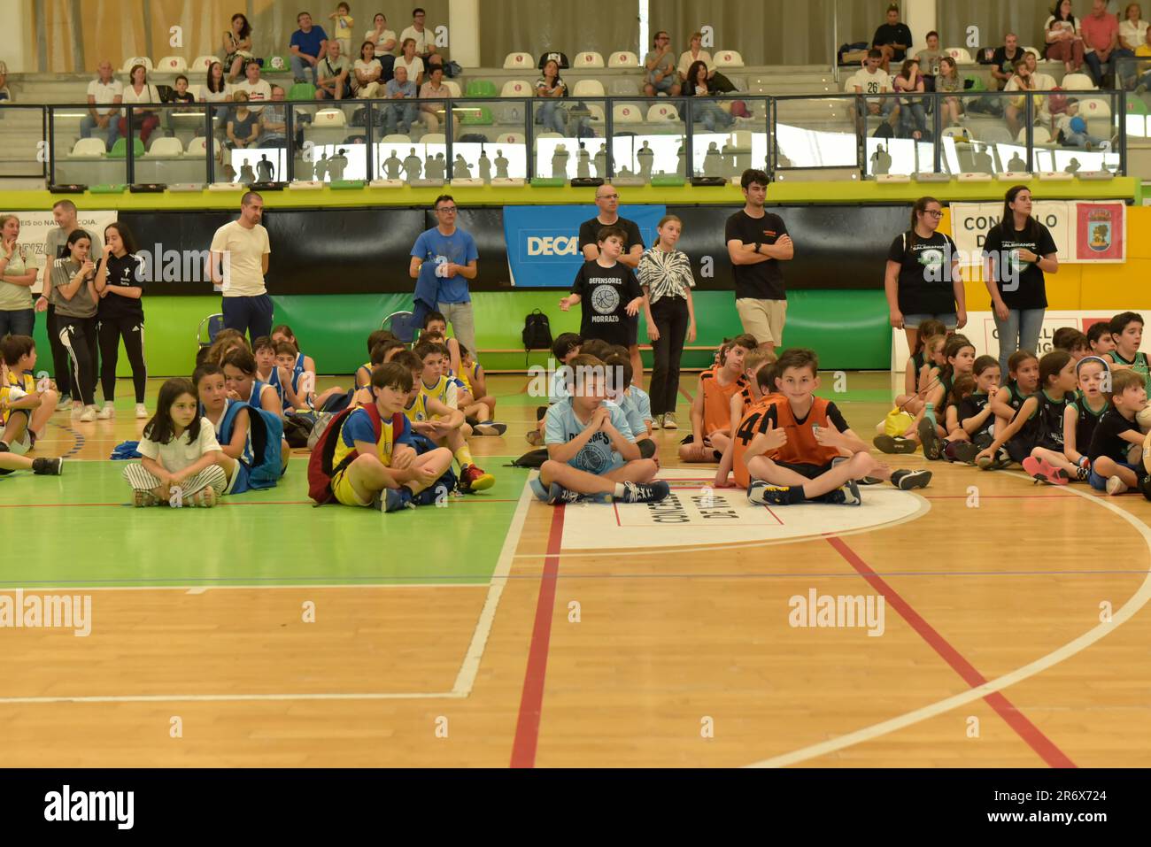 Vigo, Spagna. Giu, 11th, 2023. Le squadre di mini basket che si siedono sul campo in attesa che la loro squadra venga chiamata per raccogliere le medaglie del torneo. Credit: Xan Gasalla / Alamy Live News. Foto Stock