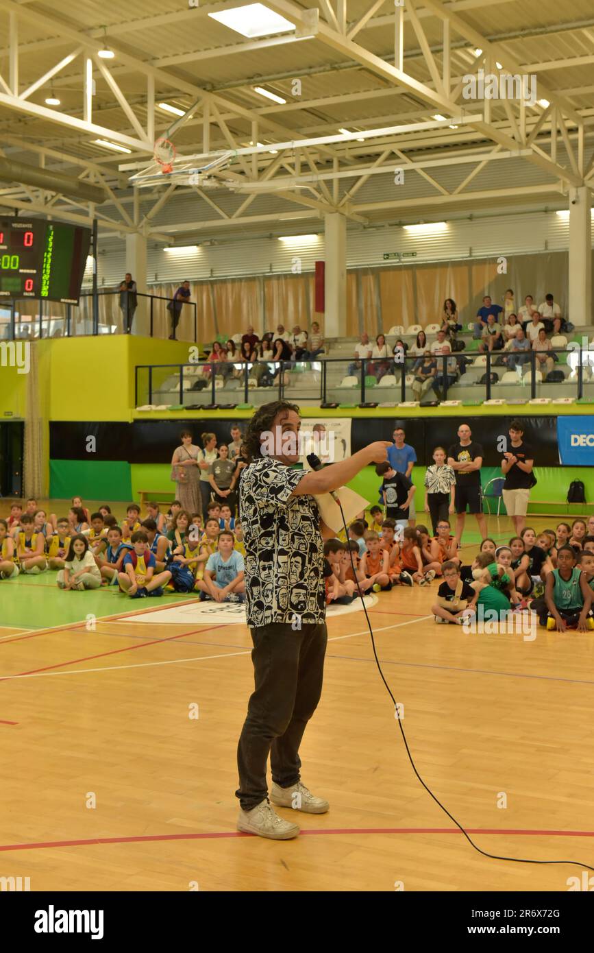 Vigo, Spain.Jun, 11th, 2023. Il presentatore inizia a chiamare le squadre che partecipano al torneo per raccogliere le medaglie del torneo. Credit: Xan Gasalla / Alamy Live News. Foto Stock