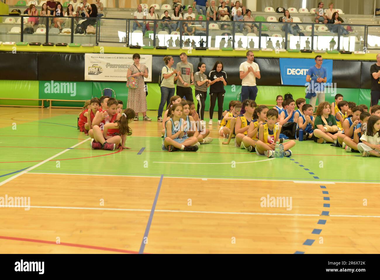 Vigo, Spagna. Giu, 11th, 2023. Le squadre di mini basket che si siedono sul campo in attesa che la loro squadra venga chiamata per raccogliere le medaglie del torneo. Credit: Xan Gasalla / Alamy Live News. Foto Stock