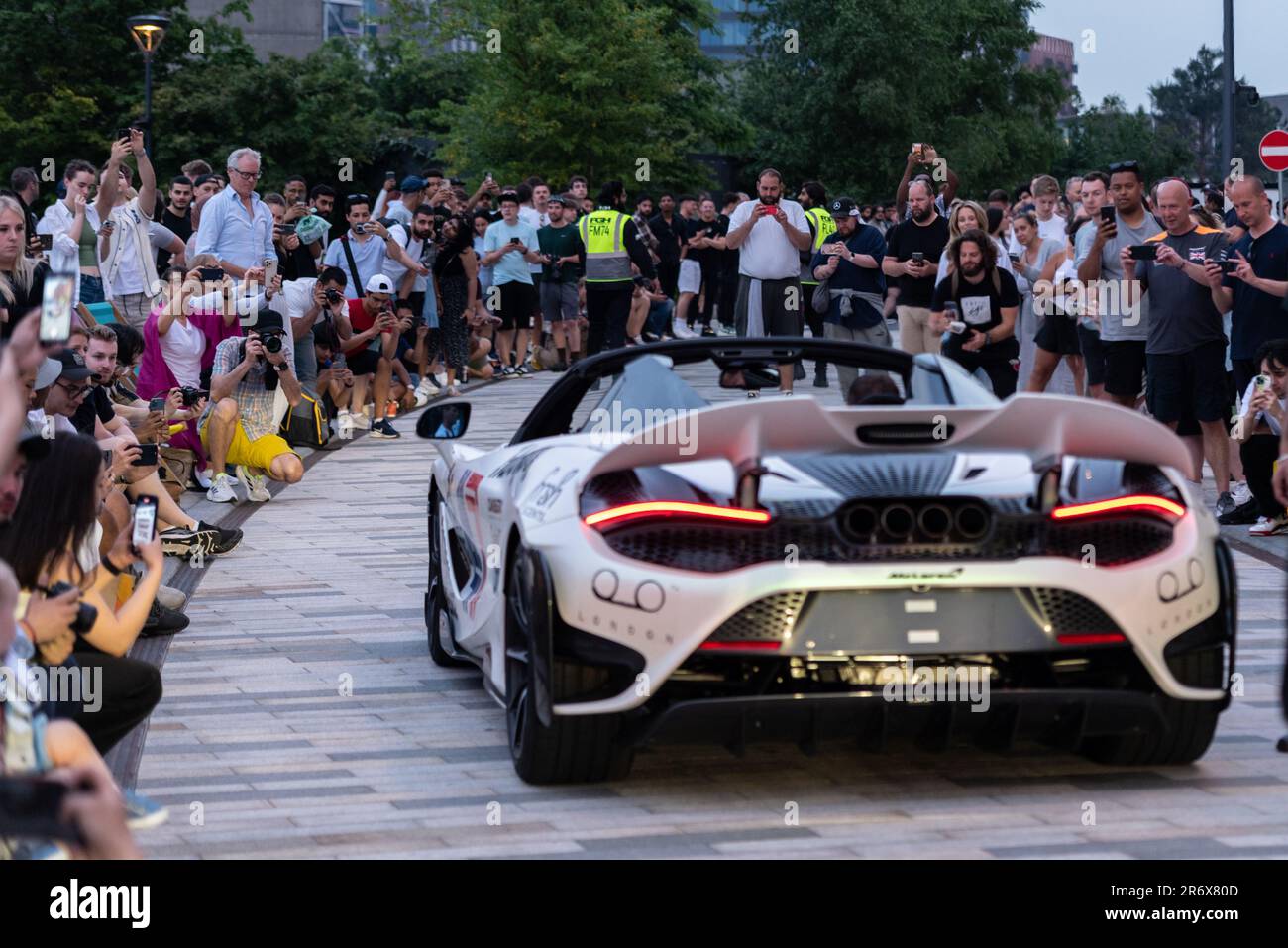 Battersea, Londra, Regno Unito. 11th Giu, 2023. Il Gumball 3000, che prende il nome dal film del 1976 The Gumball Rally, è un rally internazionale di 3.000 miglia, che si svolge su strade pubbliche in tutto il mondo. Nel 2023 il percorso attraversa l'Europa dalla Scozia al Montenegro con fermate in varie località della città, tra cui la nuova centrale elettrica di Battersea, Londra. L'evento attrae una folla enorme di spettatori "a testa di petalo". A causa della partenza alle 6pm, le vetture sono state ritardate con l'arrivo al tramonto e nella notte, rivivendo i loro potenti motori. Foto Stock