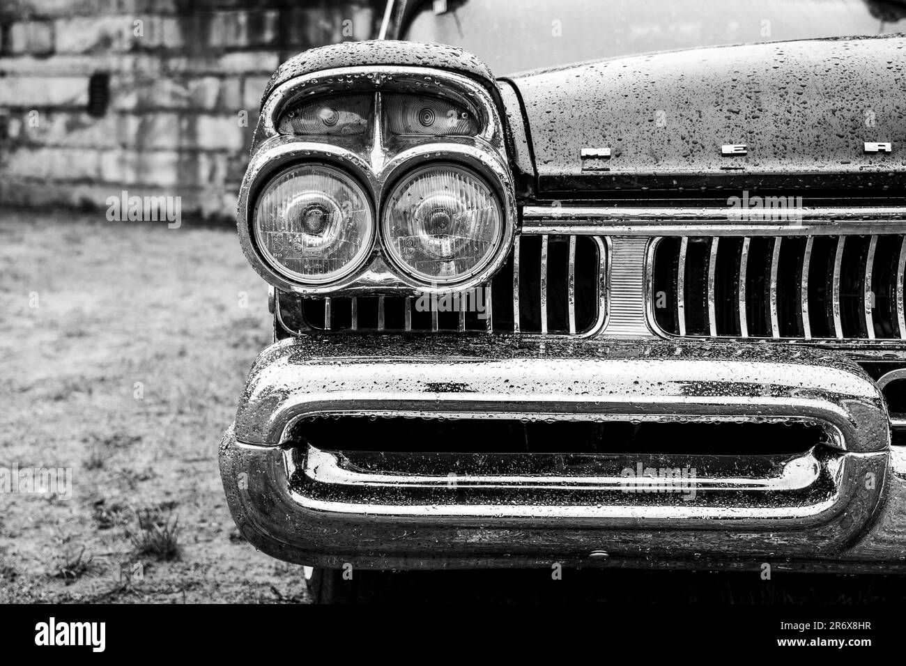 FINOWFURT, GERMANIA - 06 MAGGIO 2023: Il frammento di auto di dimensioni normali Mercury Turnpike Cruiser in pioggia di gocce, 1957. Bianco e nero. Festival di gara 2023. Foto Stock
