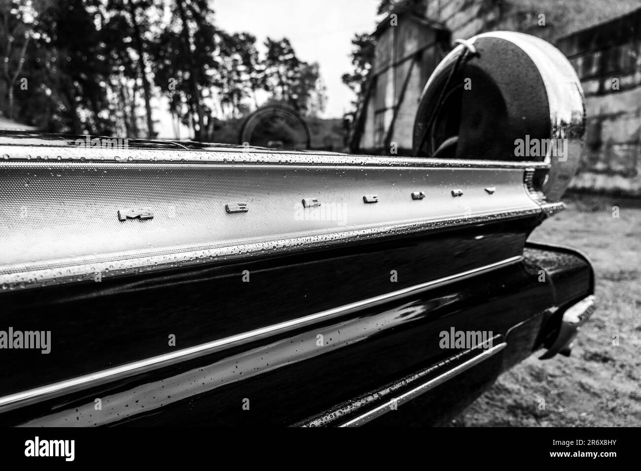 FINOWFURT, GERMANIA - 06 MAGGIO 2023: Il frammento di auto di dimensioni normali Mercury Turnpike Cruiser in pioggia di gocce, 1957. Bianco e nero. Festival di gara 2023. Foto Stock