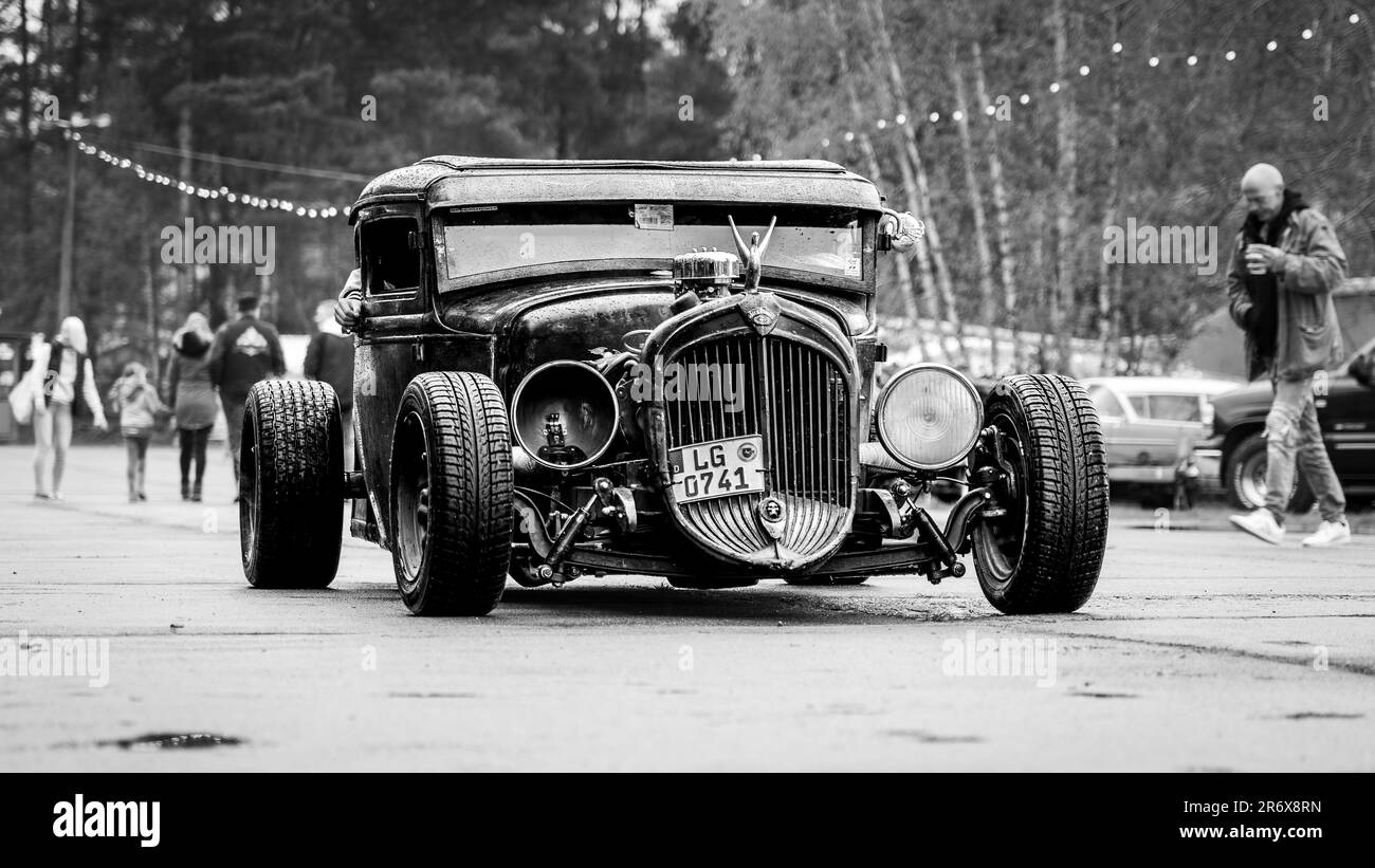 FINOWFURT, GERMANIA - 06 MAGGIO 2023: Il Dodge hotrod sulla strada. Bianco e nero. Festival di gara 2023. Apertura stagionale. Foto Stock