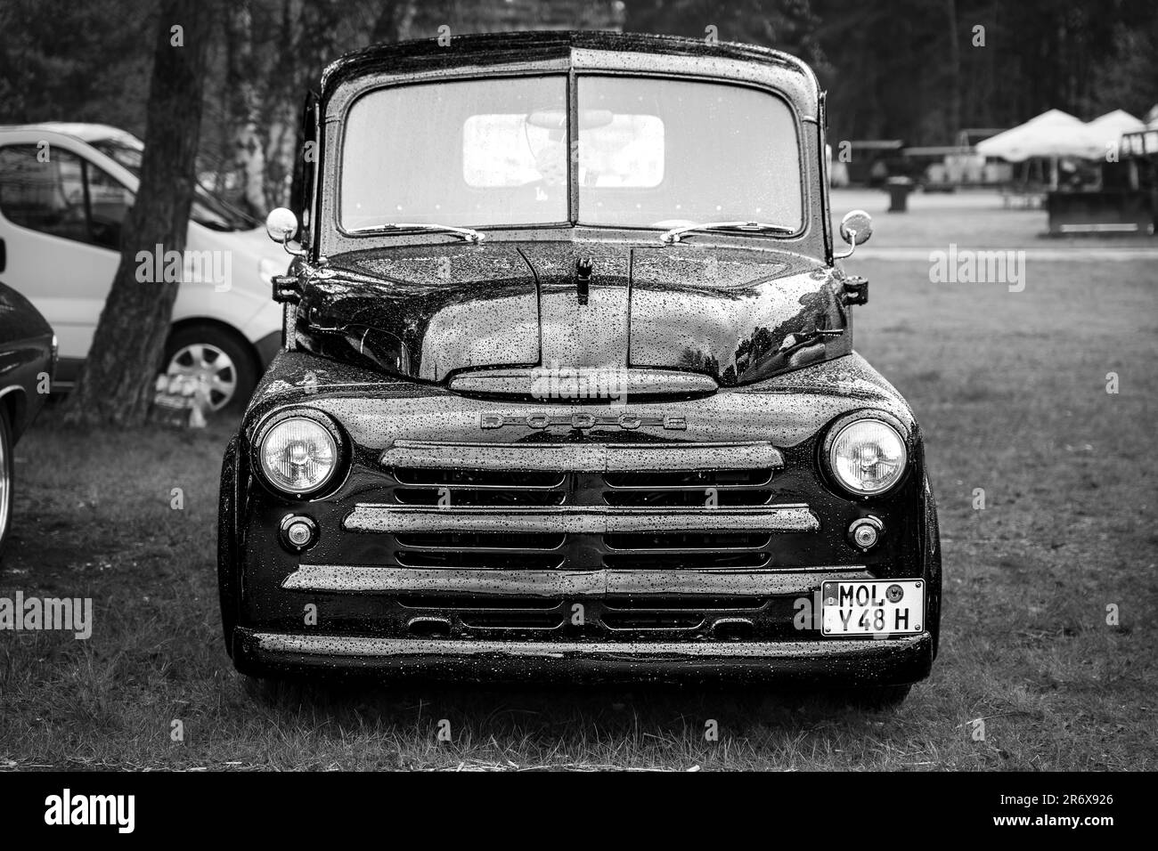 FINOWFURT, GERMANIA - 06 MAGGIO 2023: Il pick-up di dimensioni normali Dodge serie B, 1948. Bianco e nero. Festival di gara 2023. Apertura stagionale. Foto Stock