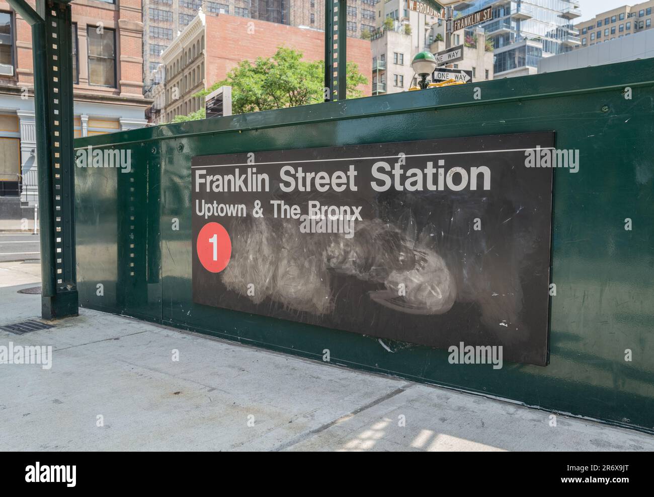 NEW YORK, N.Y. — 10 giugno 2023: Un ingresso della metropolitana di Franklin Street Station è visto a Manhattan. Foto Stock