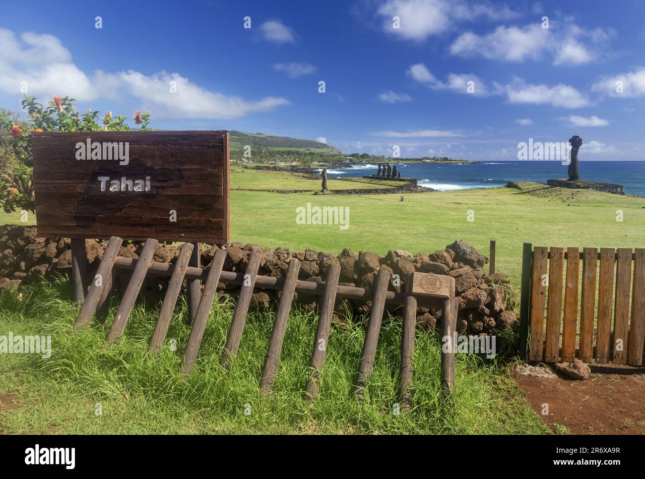 Tavolo informativo all'ingresso del famoso sito archeologico di Tahai con statue di Moai sullo sfondo. Hanga Roa Isola di Pasqua costa Rapa Nui Cile Foto Stock