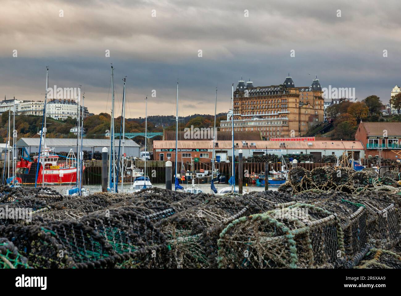 Scarborough, una città sul mare nel distretto e nella contea del North Yorkshire, Inghilterra. Foto Stock