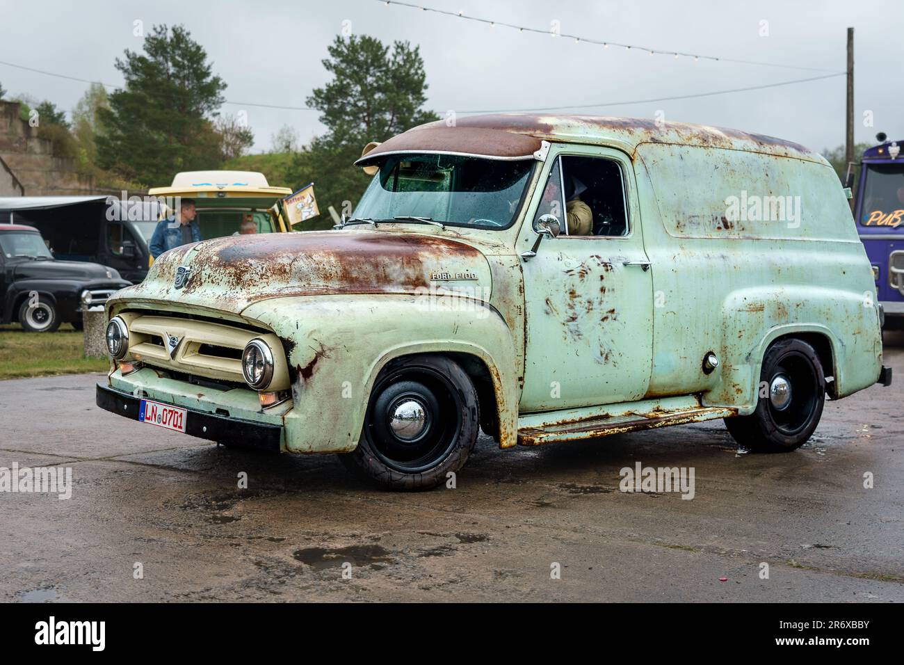 FINOWFURT, GERMANIA - 06 MAGGIO 2023: Il pick-up full-size Ford F-100 Panel Van. Festival di gara 2023. Apertura stagionale. Foto Stock