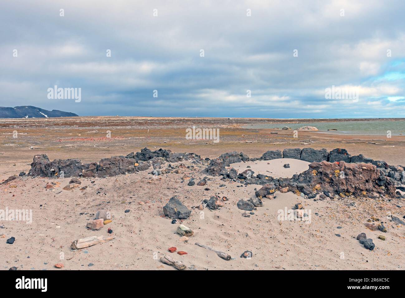 I forni di bobber rimangono su una costa desolata a Smeerenburg nelle isole Svalbard in Norvegia Foto Stock