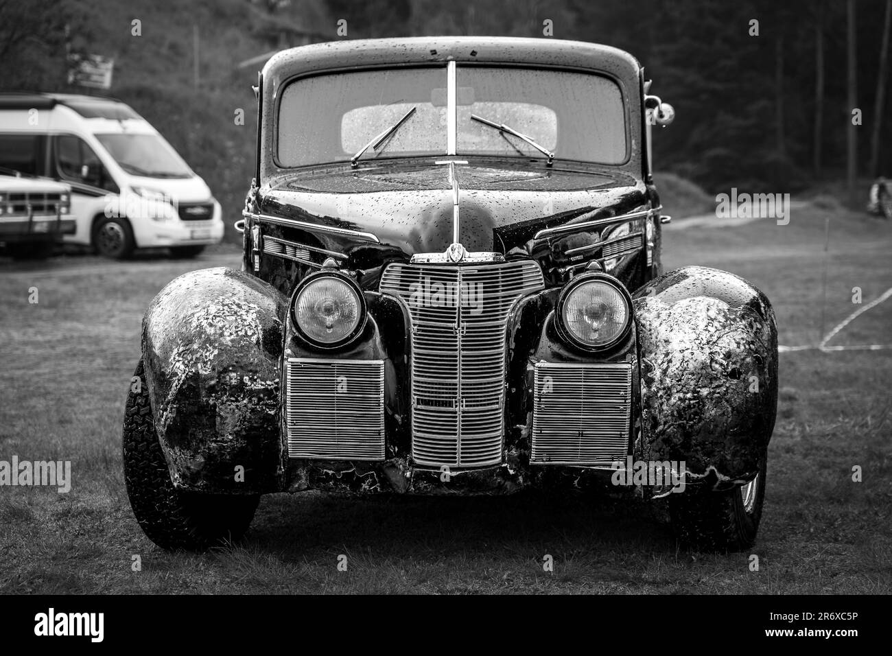 FINOWFURT, GERMANIA - 06 MAGGIO 2023: La vettura di dimensioni standard Oldsmobile 66 Special Business Coupe, 1939. Bianco e nero. Festival di gara 2023. Apertura stagionale. Foto Stock