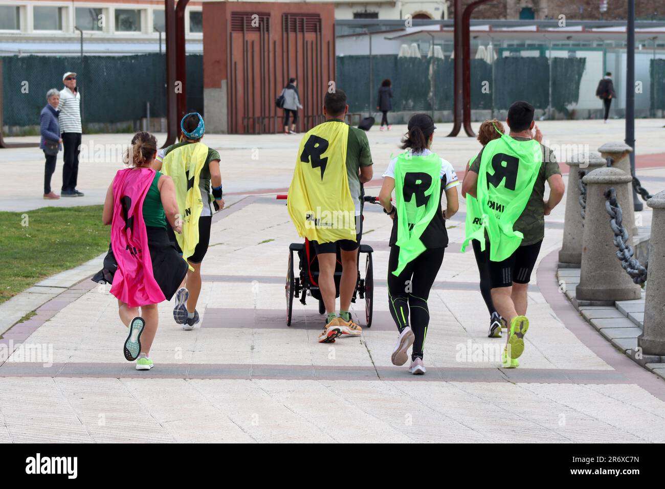Sensibilizzazione per la Marines ENKI Charity Run, che offre ai bambini con disabilità la possibilità di partecipare a gare con corridori corposi. Foto Stock