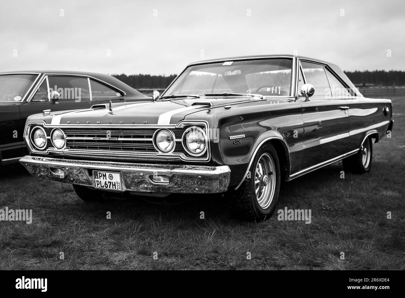 FINOWFURT, GERMANIA - 06 MAGGIO 2023: La vettura di medie dimensioni Plymouth Belvedere GTX, 1967. Bianco e nero. Festival di gara 2023. Apertura stagionale. Foto Stock
