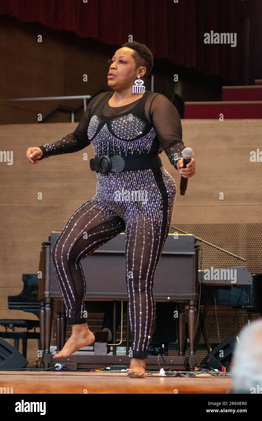 10 giugno 2023, Chicago, il, USA: Il Chicago Blues Festival ha continuato con un forte ritmo sabato sera 10th giugno. Le esibizioni di strong Blues hanno fatto ballare la folla con le braccia in aria. SugarRay Rayford, Demetria Taylor e la Mike Wheeler Band e Mud Morganfield (figlio di Muddy Waters) con una blues star stuudded band sono stati gli atti della serata. (Credit Image: © Karen I. Hirsch/ZUMA Press Wire) SOLO PER USO EDITORIALE! Non per USO commerciale! Foto Stock