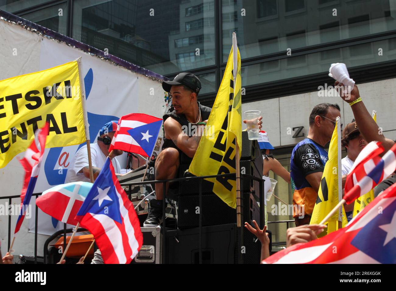 11 giugno 2023, New York City, New York: (NUOVO) Justin Silva alla National Puerto Rican Day Parade. 11 giugno 2023, New York, USA: Stand up comico, attore e TikToker, Justin Silva, nato e cresciuto a New Haven, Connecticut, Partecipa alla National Puerto Rican Day Parade, la più grande dimostrazione di orgoglio culturale che si svolge sulla 5th Avenue a New York, con persone che si allineano alla danza del viale e che festeggiano lungo le sfilate di carri, automobili, ballerini, tra cui famose stelle. Justin Silva ha 5 figli ed è noto per la reale Chance d'Amore (2008), per l'Amore di Ray J (2009) e Aloha Foto Stock