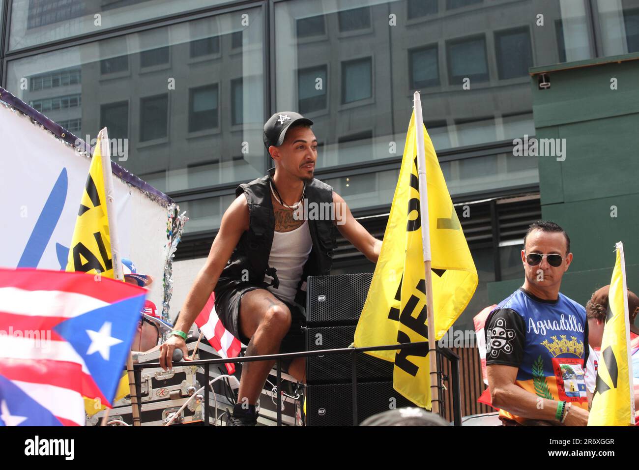 11 giugno 2023, New York City, New York: (NUOVO) Justin Silva alla National Puerto Rican Day Parade. 11 giugno 2023, New York, USA: Stand up comico, attore e TikToker, Justin Silva, nato e cresciuto a New Haven, Connecticut, Partecipa alla National Puerto Rican Day Parade, la più grande dimostrazione di orgoglio culturale che si svolge sulla 5th Avenue a New York, con persone che si allineano alla danza del viale e che festeggiano lungo le sfilate di carri, automobili, ballerini, tra cui famose stelle. Justin Silva ha 5 figli ed è noto per la reale Chance d'Amore (2008), per l'Amore di Ray J (2009) e Aloha Foto Stock